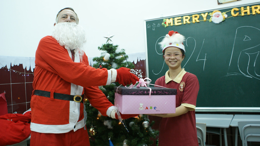 Chào đón Giáng sinh cùng ông già Noel tại Trường Quốc tế Á Châu