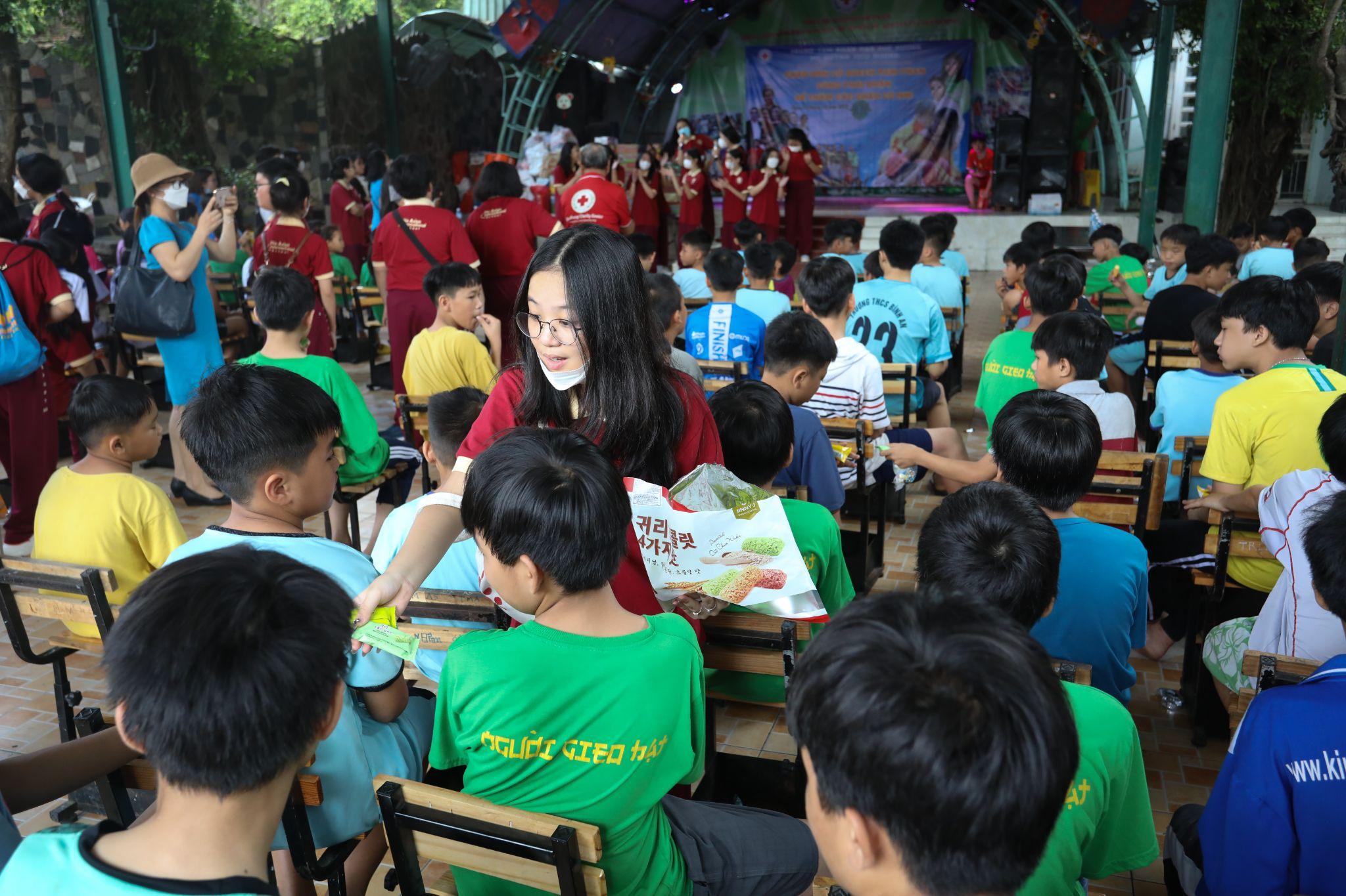 Học sinh Asian School và những chuyến xe chở yêu thương