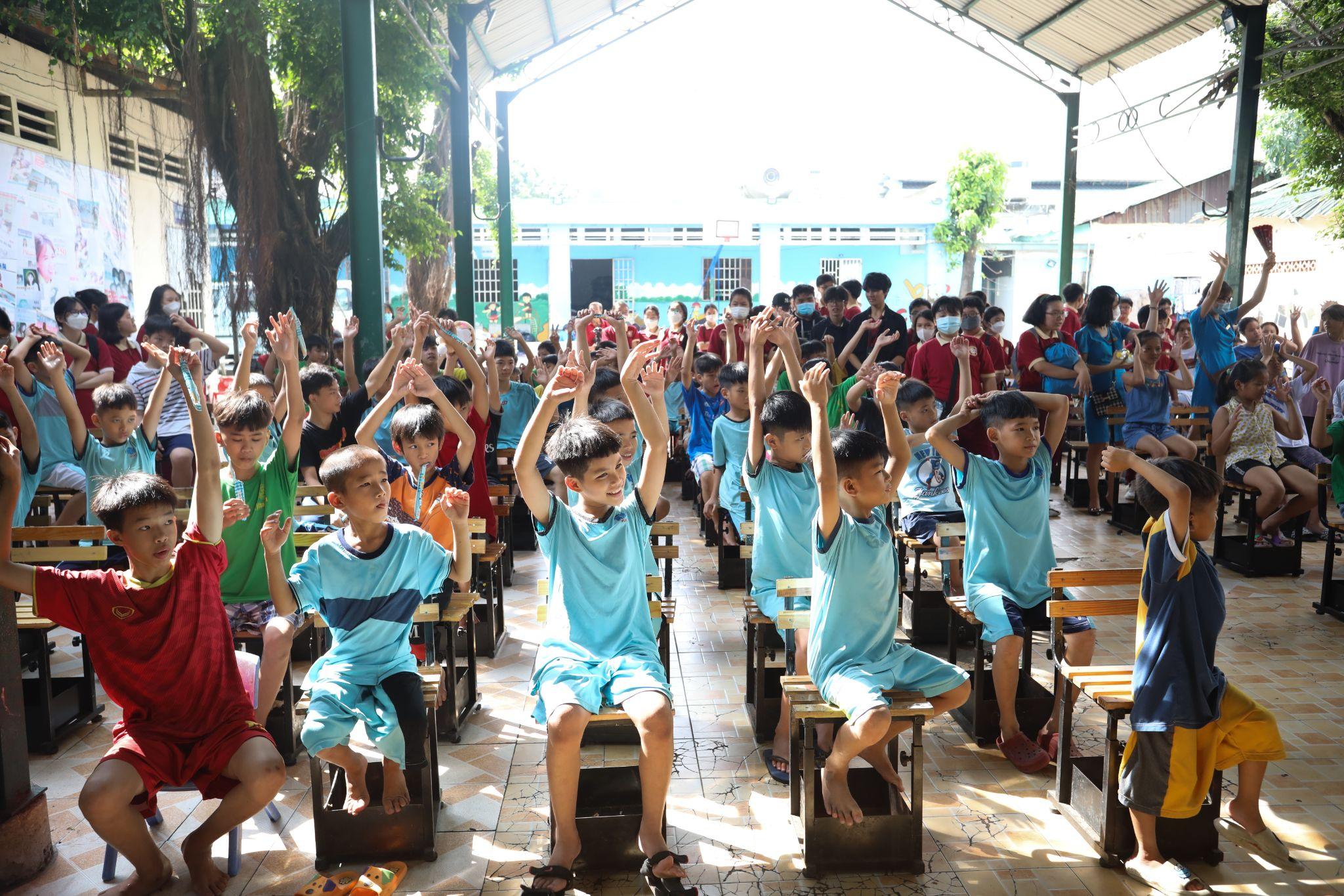 Học sinh Asian School và những chuyến xe chở yêu thương