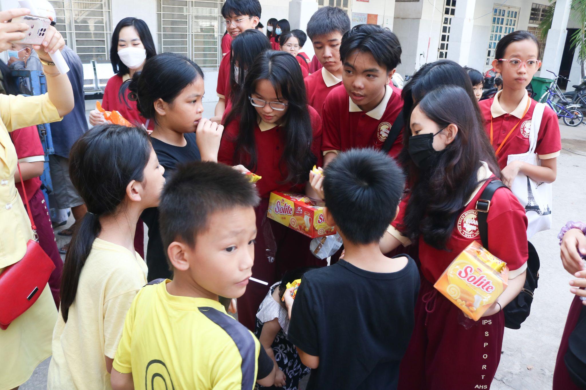 Học sinh Asian School và những chuyến xe chở yêu thương