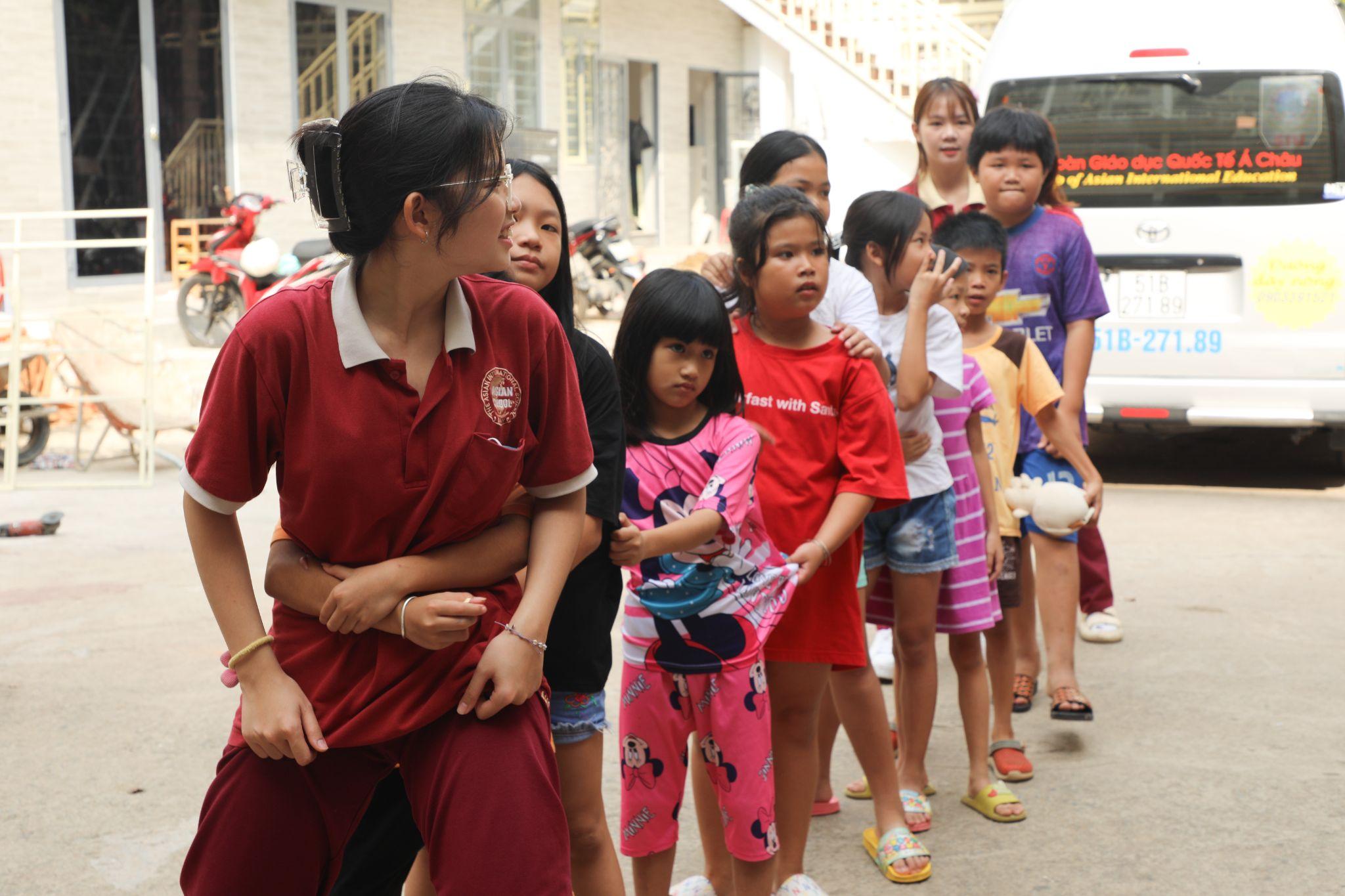 Học sinh Asian School và những chuyến xe chở yêu thương