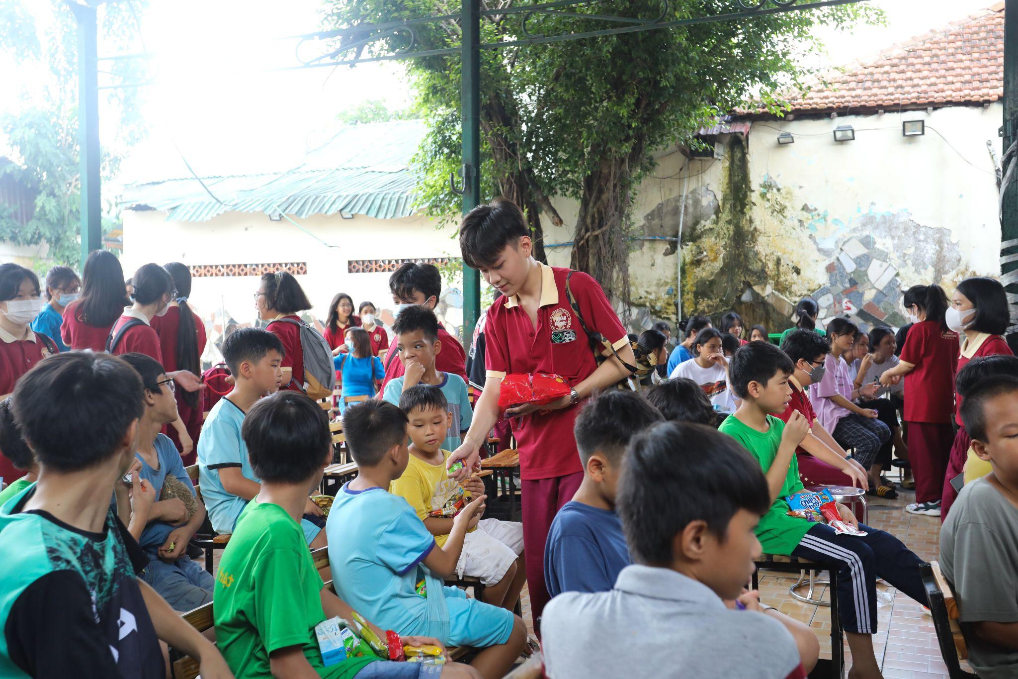 Học sinh Asian School và những chuyến xe chở yêu thương