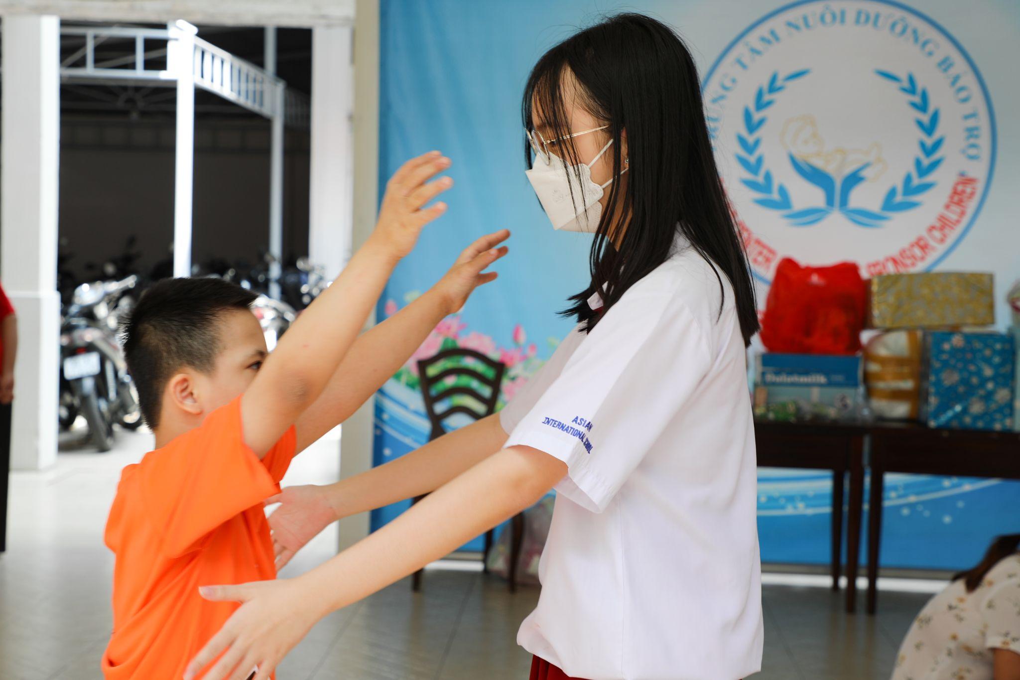 Học sinh Asian School và những chuyến xe chở yêu thương