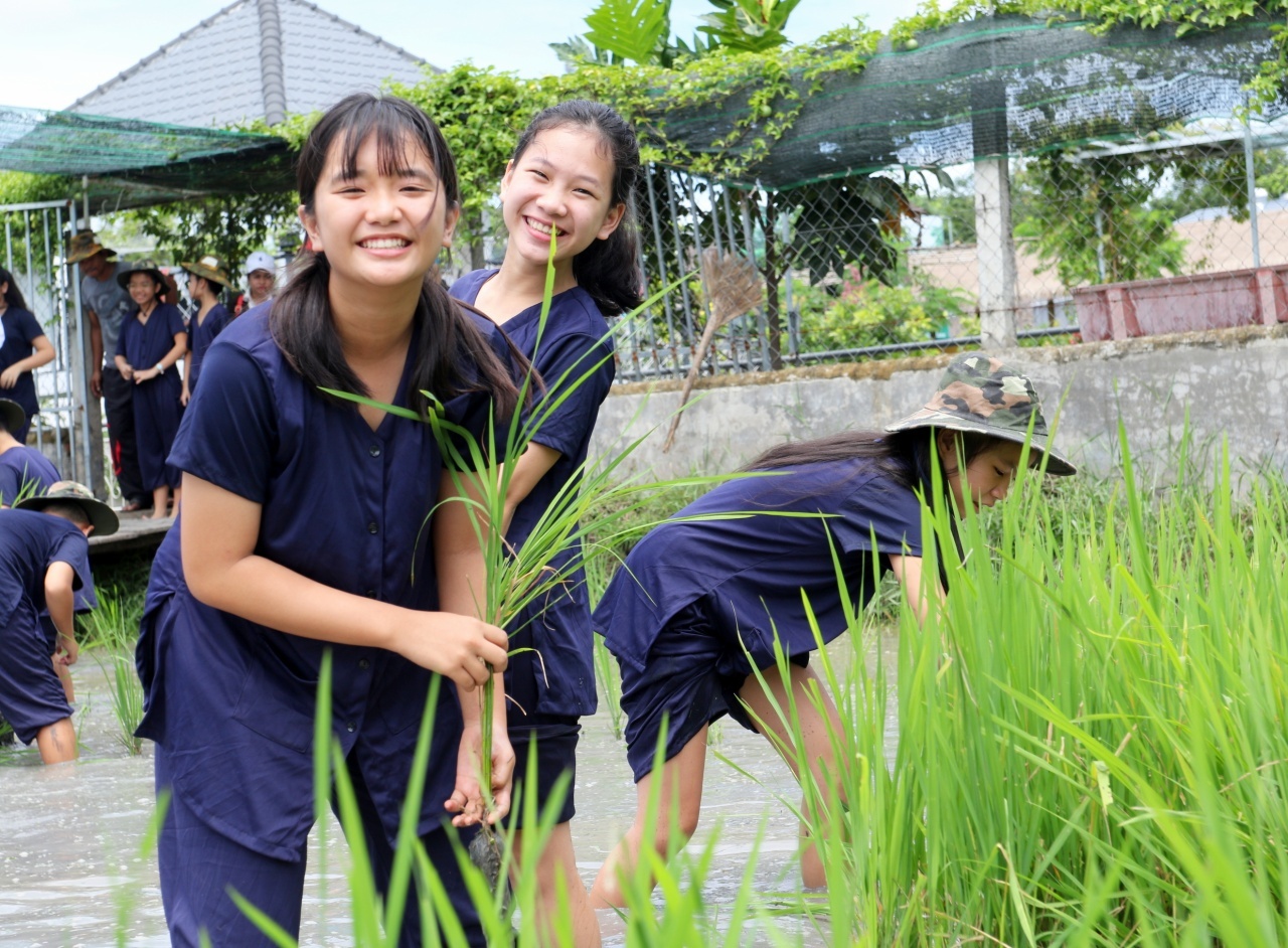 Hóa thân thành nông dân cùng các bạn nhỏ AHS