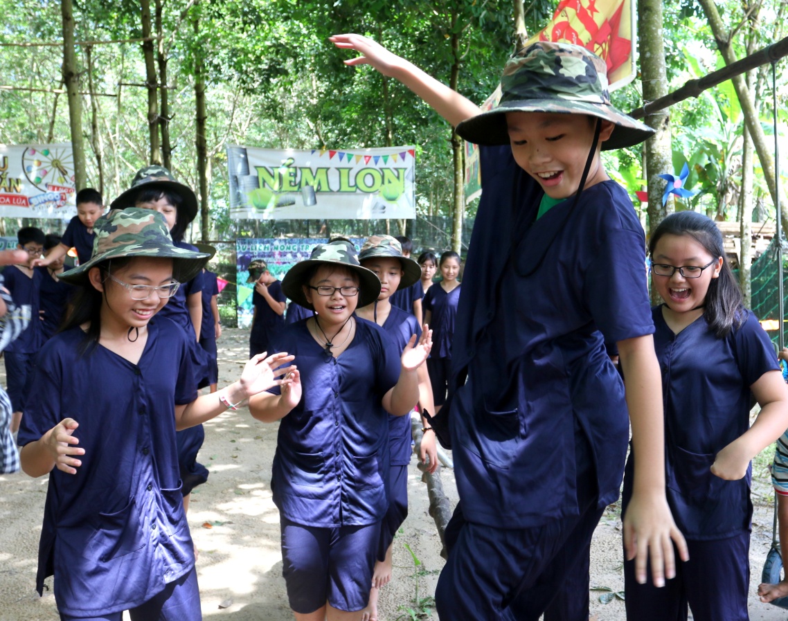 Hóa thân thành nông dân cùng các bạn nhỏ AHS