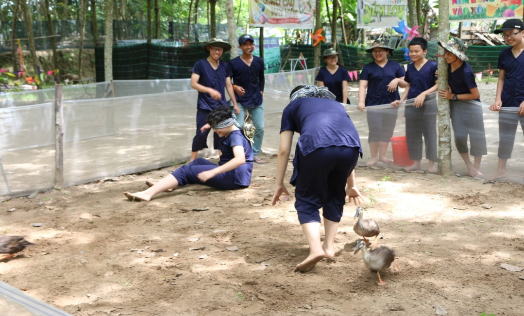 Hóa thân thành nông dân cùng các bạn nhỏ AHS