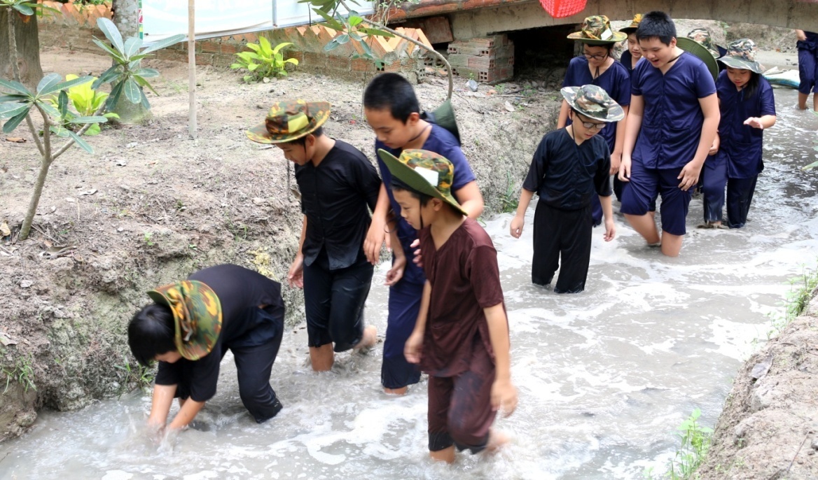 Hóa thân thành nông dân cùng các bạn nhỏ AHS