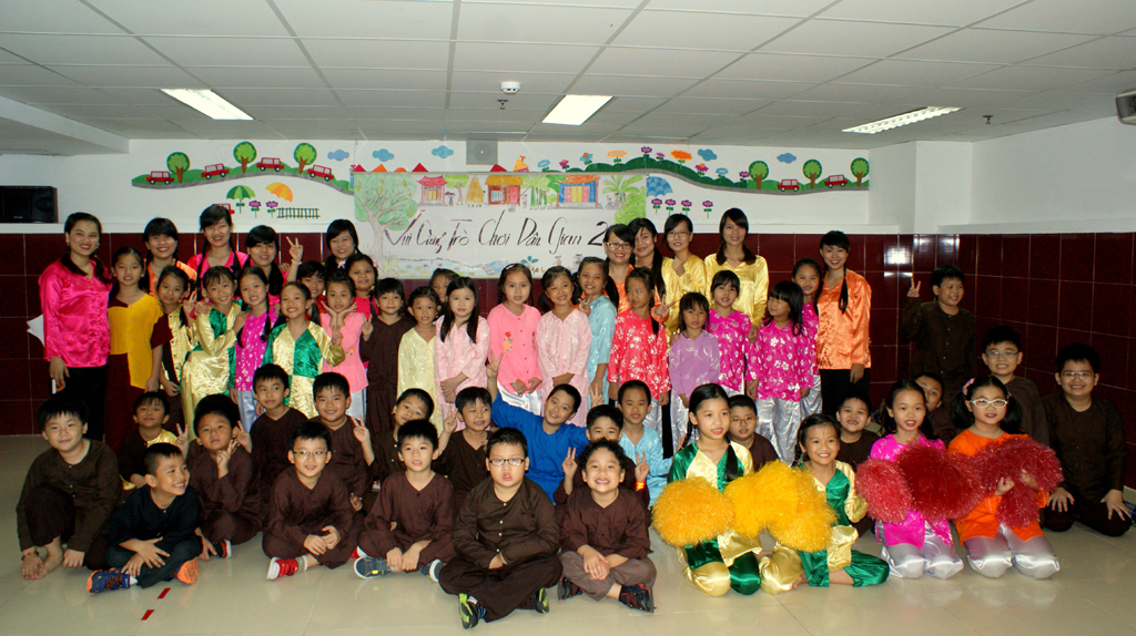 Học sinh và giáo viên IPS trong trang phục hóa trang tham gia Lễ hội trò chơi dân gian