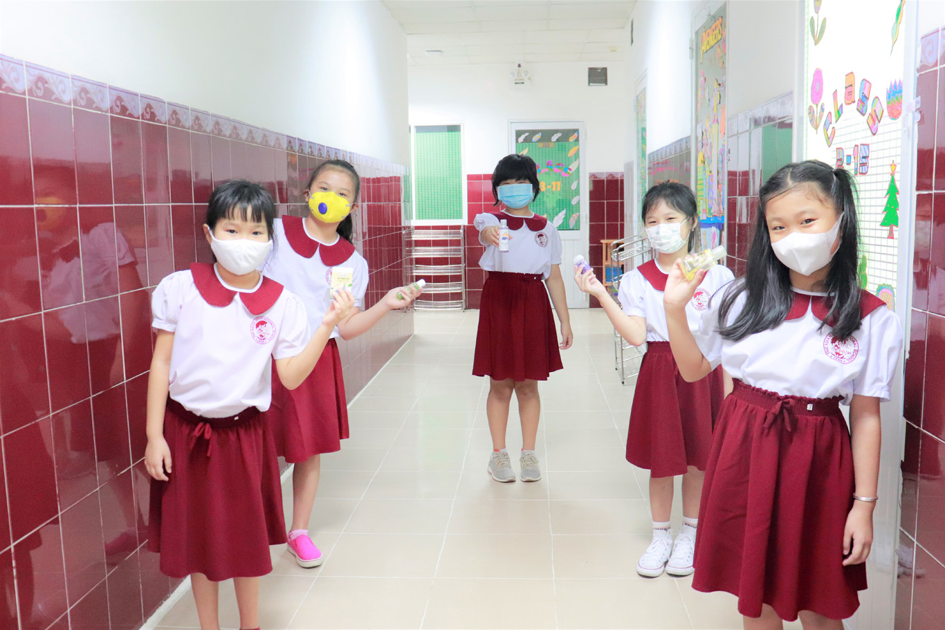 Học sinh Asian School háo hức trở lại trường sau thời gian dài nghỉ học do dịch Covid-19