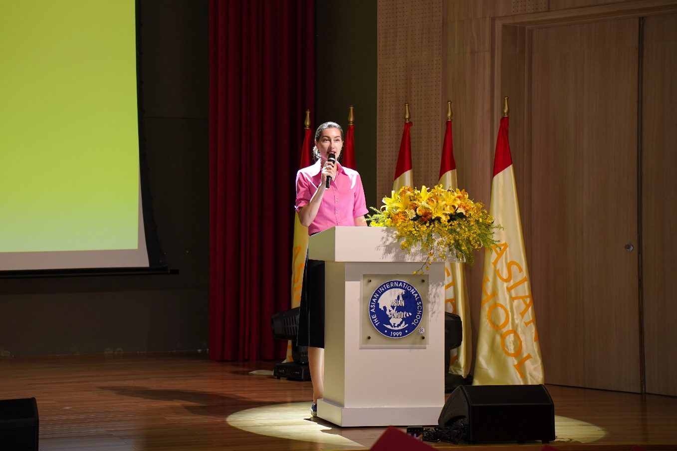 The asian international school grandly organized a graduation ceremony for 5th graders