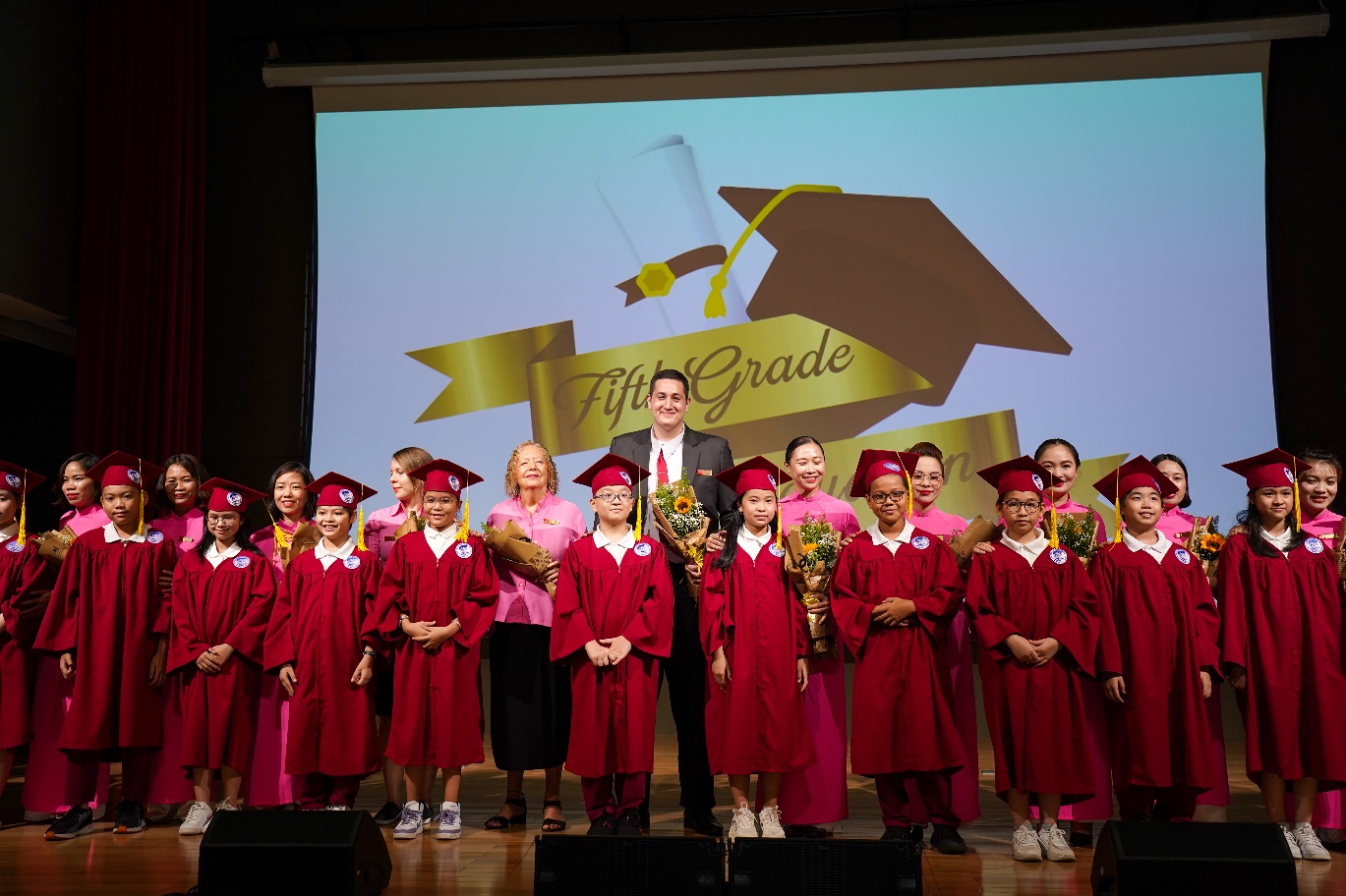 The asian international school grandly organized a graduation ceremony for 5th graders