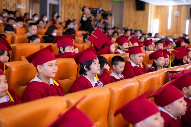 The asian international school grandly organized a graduation ceremony for 5th graders