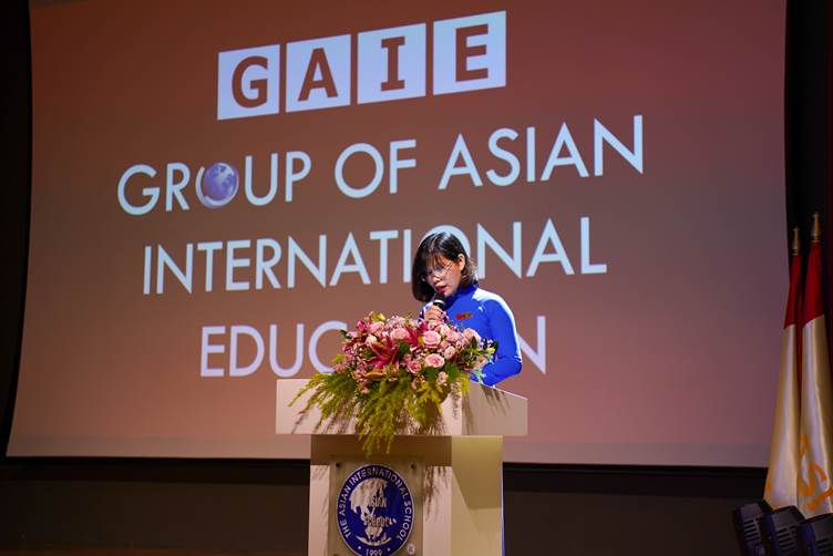 The asian international school grandly organized a graduation ceremony for 5th graders