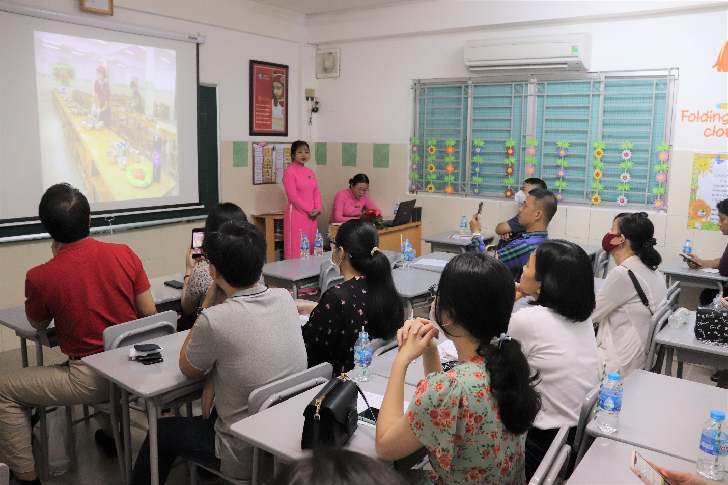 NIỀM VUI ĐỌNG LẠI SAU HỌP PHỤ HUYNH NĂM HỌC 2020-2021