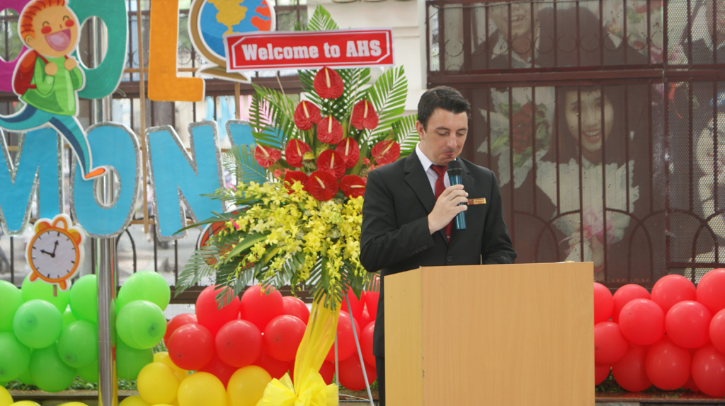 Representative of foreign teachers making a speech