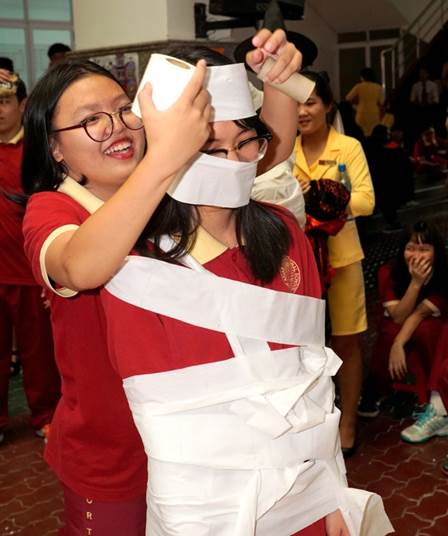 Halloween in the Asian School – A creepy haunted house attracts students