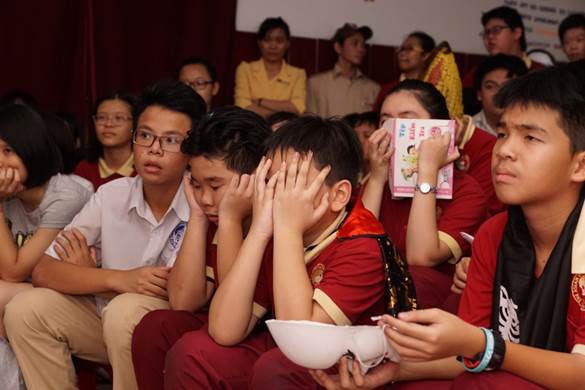 Halloween in the Asian School – A creepy haunted house attracts students