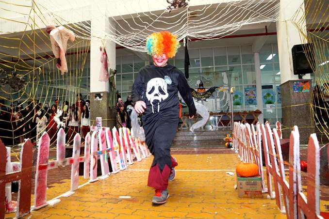 Halloween in the Asian School – A creepy haunted house attracts students