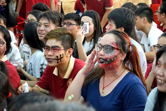 Halloween in the Asian School – A creepy haunted house attracts students