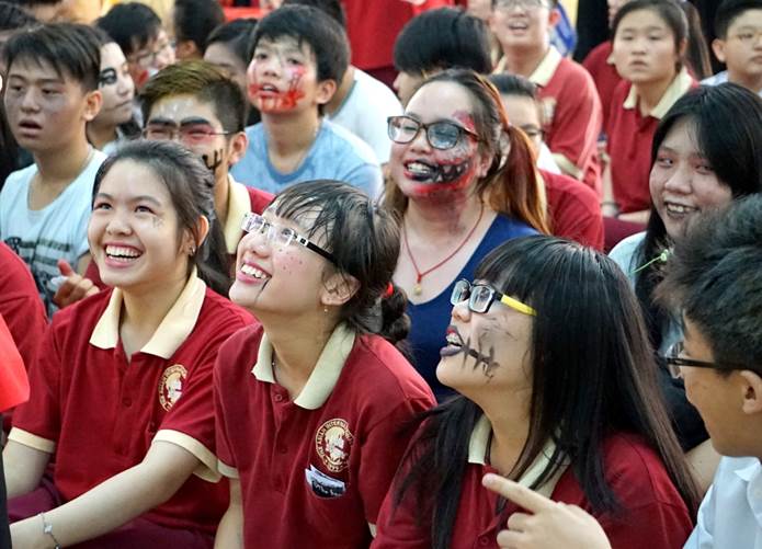 Halloween in the Asian School – A creepy haunted house attracts students