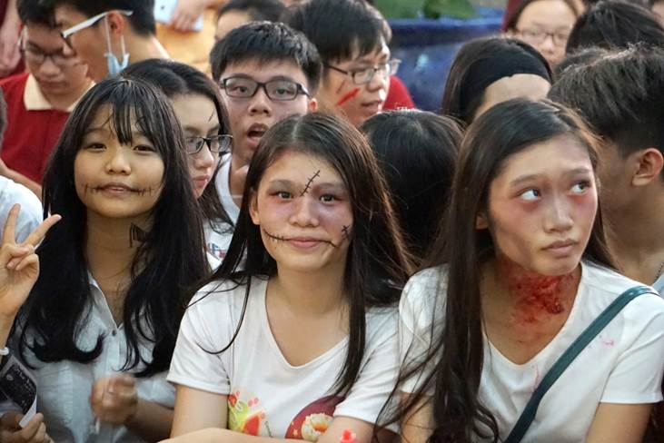 Halloween in the Asian School – A creepy haunted house attracts students