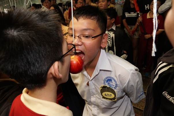 Halloween in the Asian School – A creepy haunted house attracts students