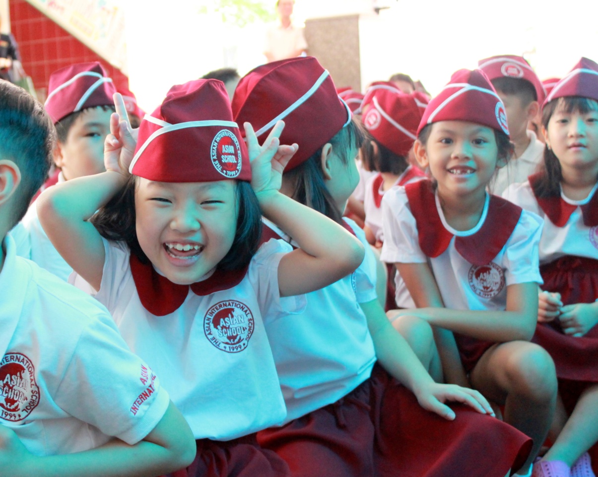 A colorful opening ceremony with 9000 students of the Asian International School.