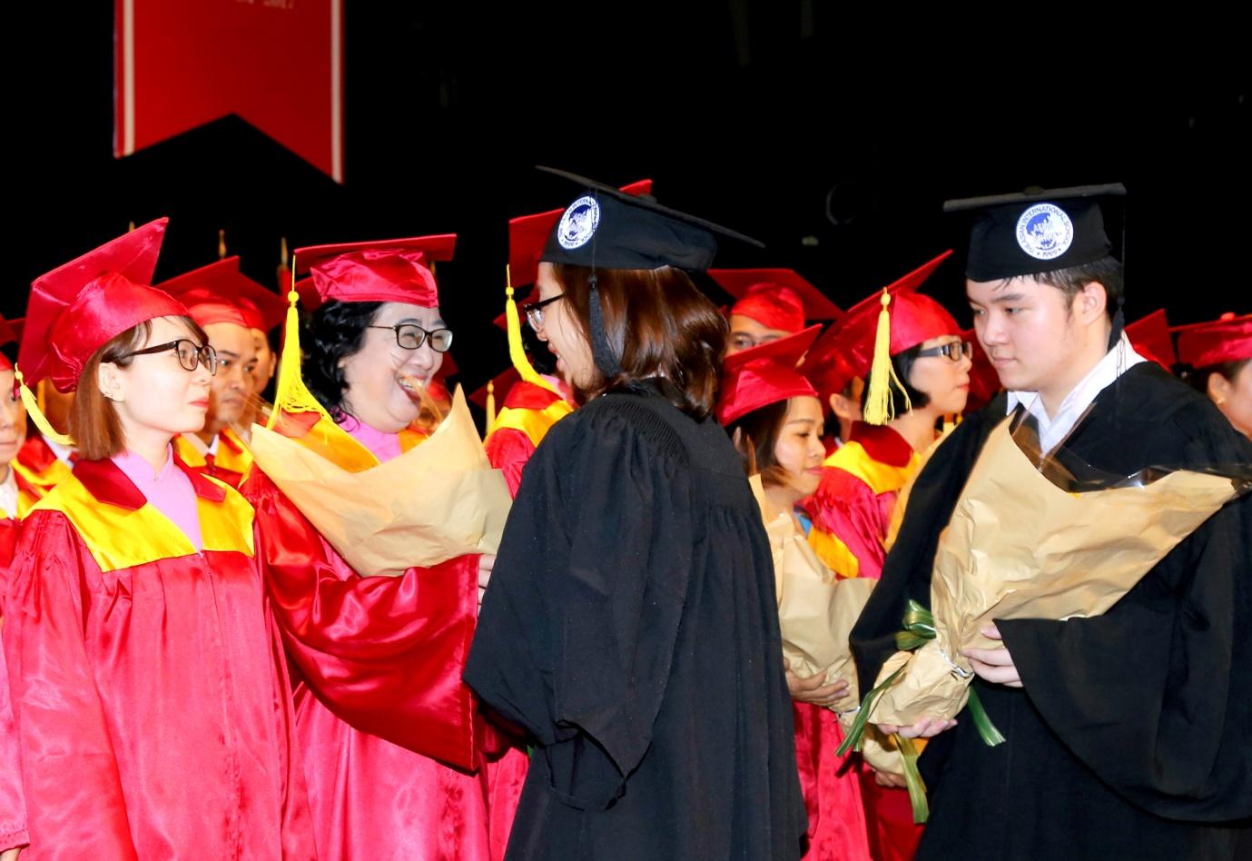 Trang trọng Lễ tốt nghiệp phong cách Hoa Kỳ của Trường Quốc tế Á Châu