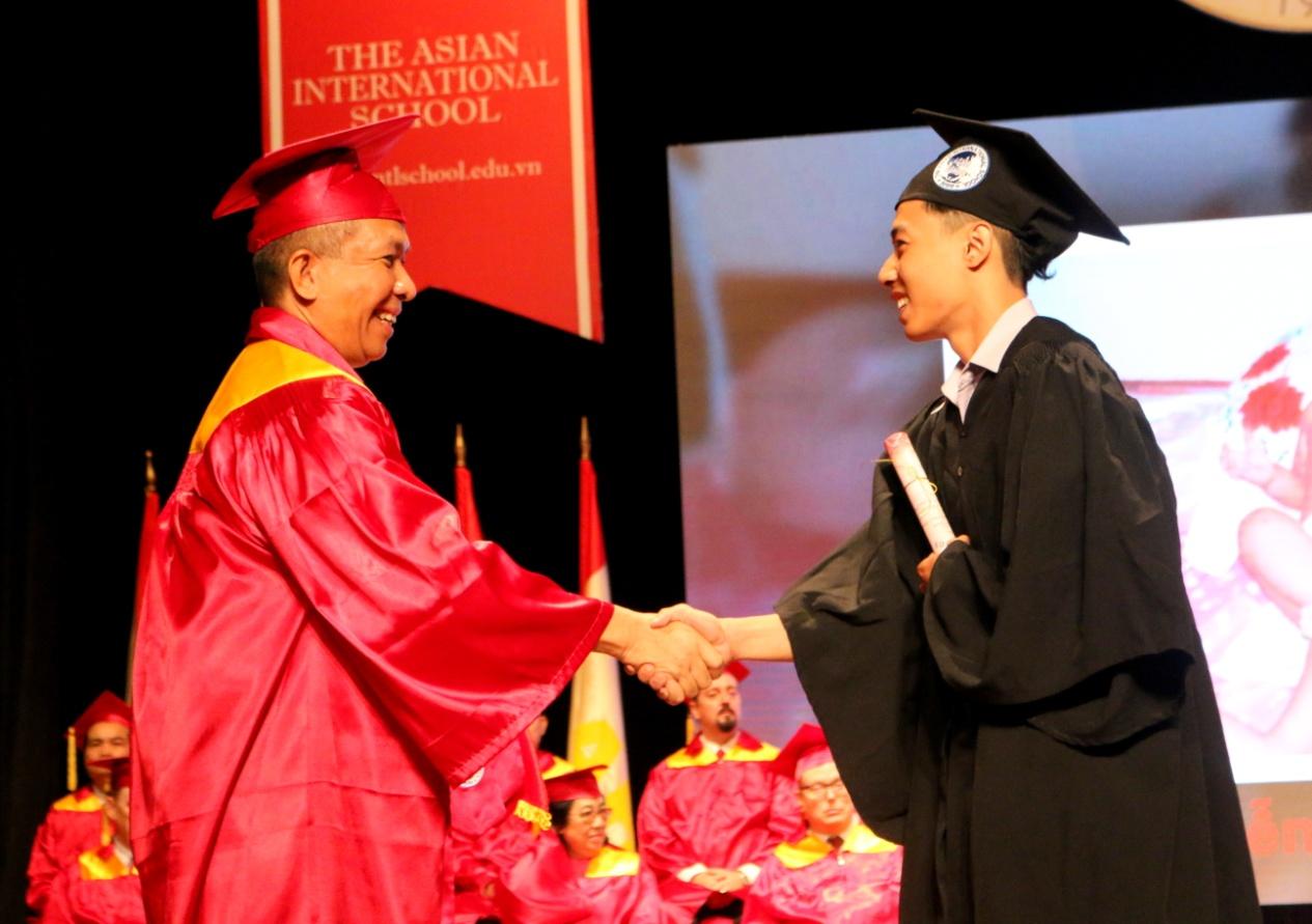 Trang trọng Lễ tốt nghiệp phong cách Hoa Kỳ của Trường Quốc tế Á Châu