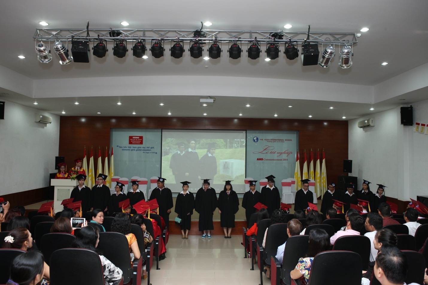 Lễ tốt nghiệp được tổ chức tại Hội trường cơ sở Cao Thắng bậc trung học AHS