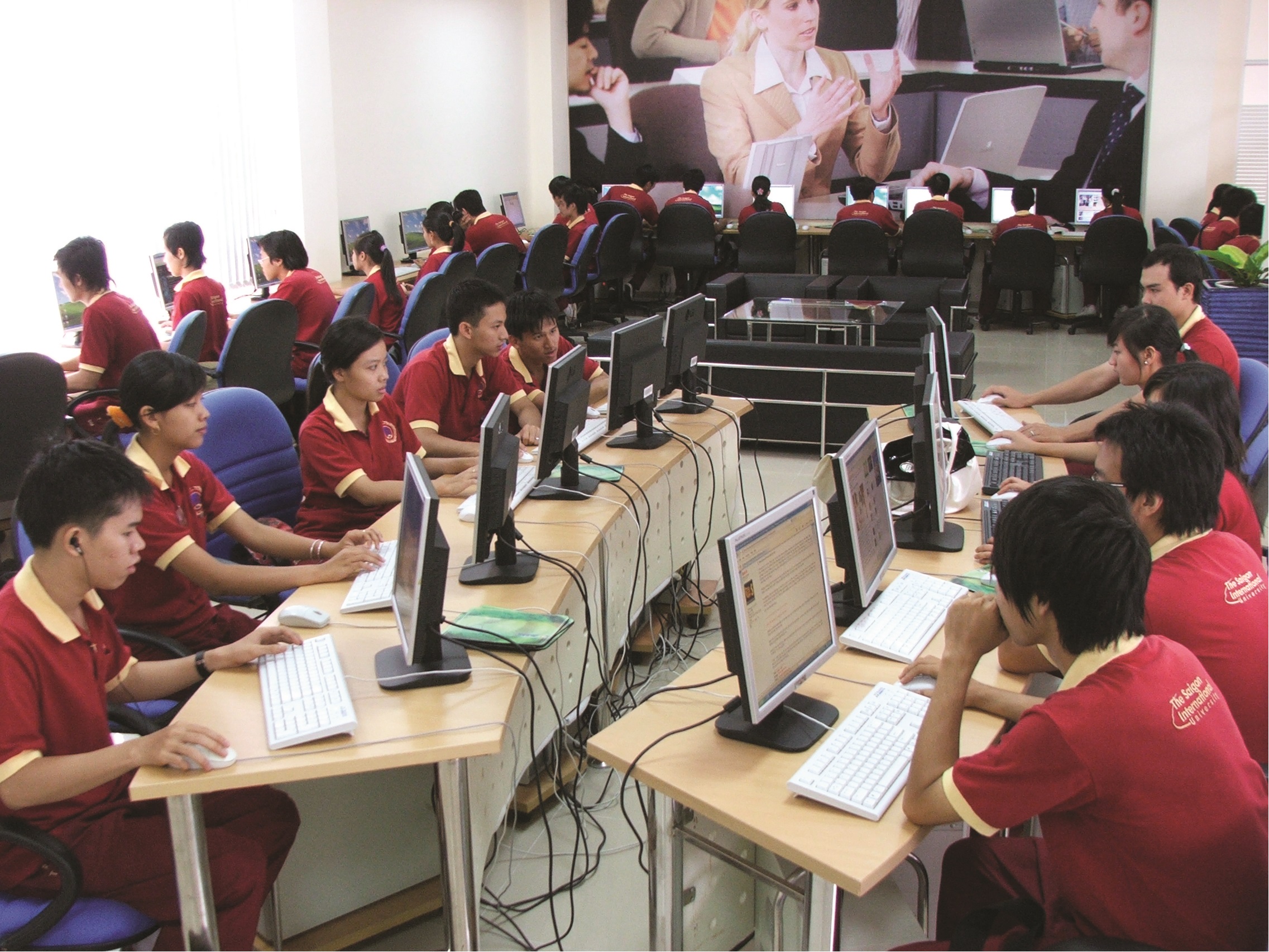 Sinh viên Trường Đại học Quốc tế Sài Gòn (SIU) trong thư viện điện tử