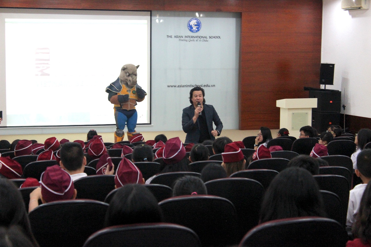 Thanh Bùi mang thông điệp DON’T USE RHINO HORN đến với học sinh Asian School