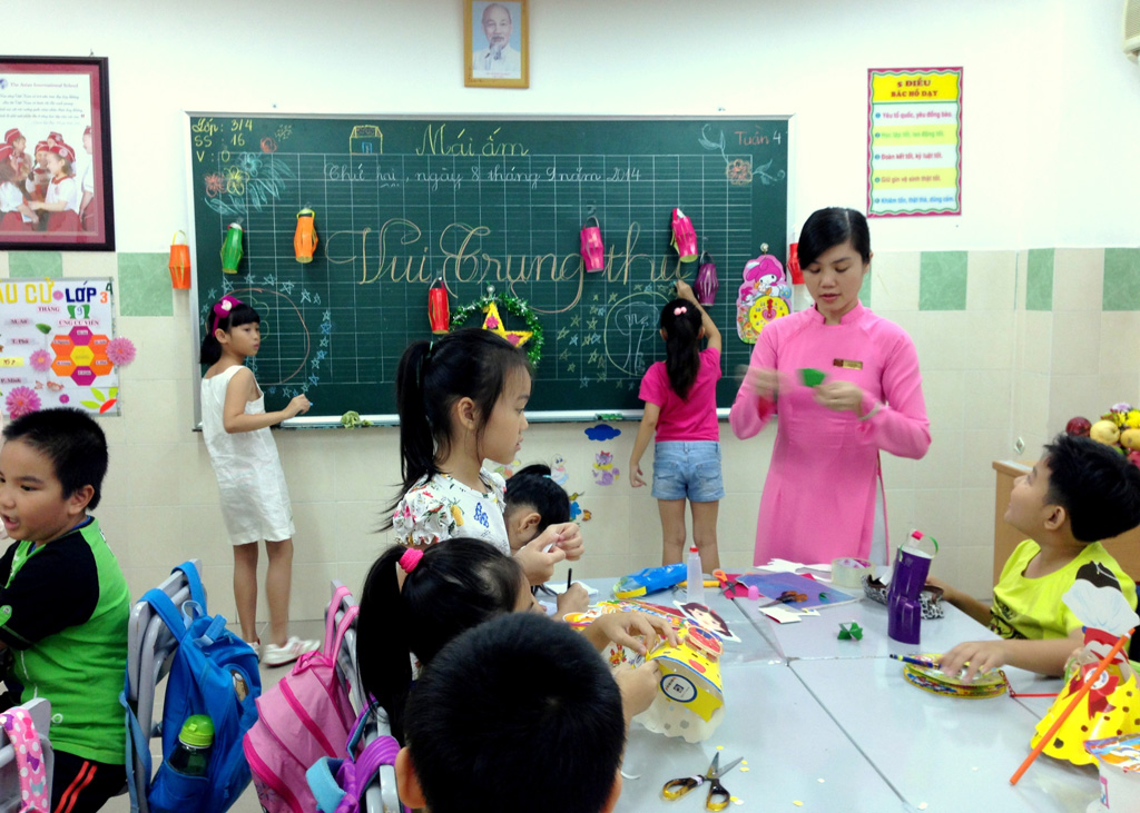 Các em học sinh IPS được cô giáo hướng dẫn làm lồng đèn và trang trí lớp học