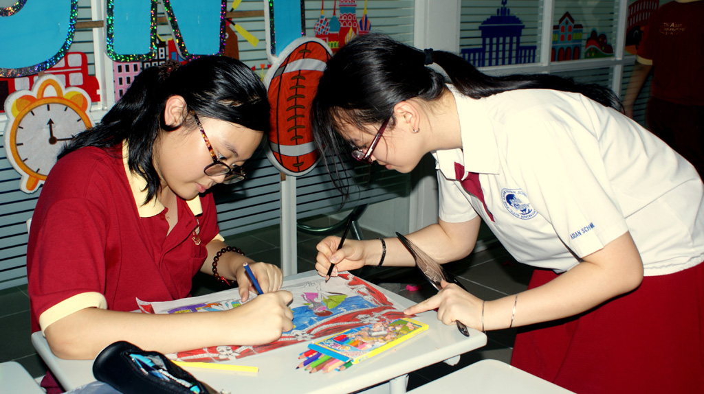 Students were enthusiastic in drawing for the painting contest