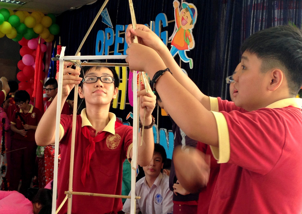 Students in class 8/7 designing bamboo frames to make a Lighthouse lantern