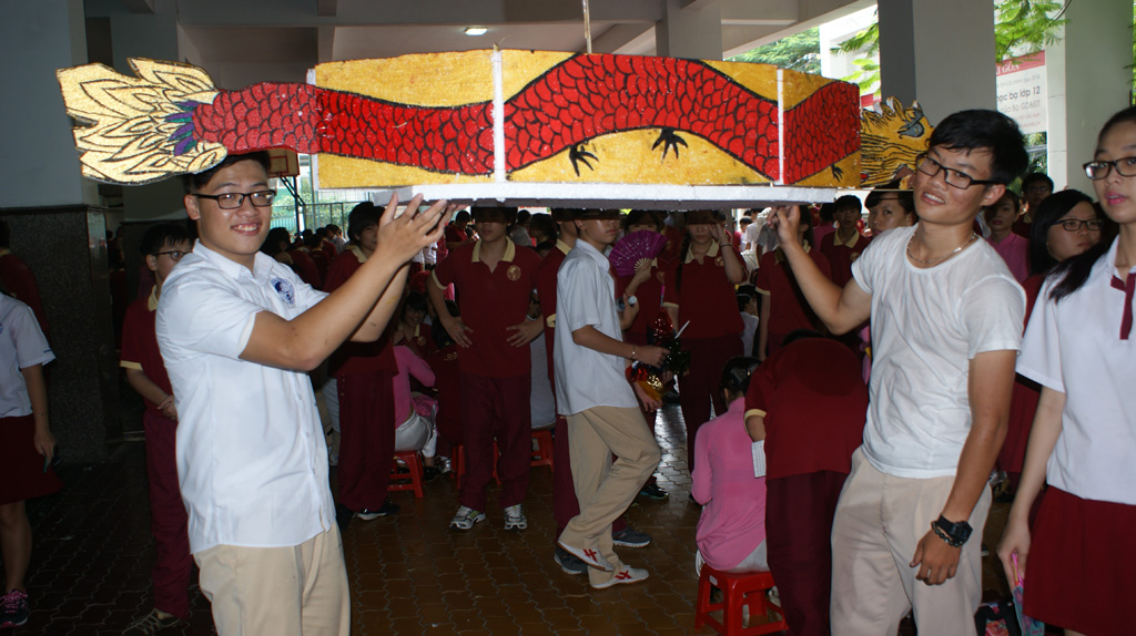 Students at Cong Hoa Campus make a beautiful dragon lantern
