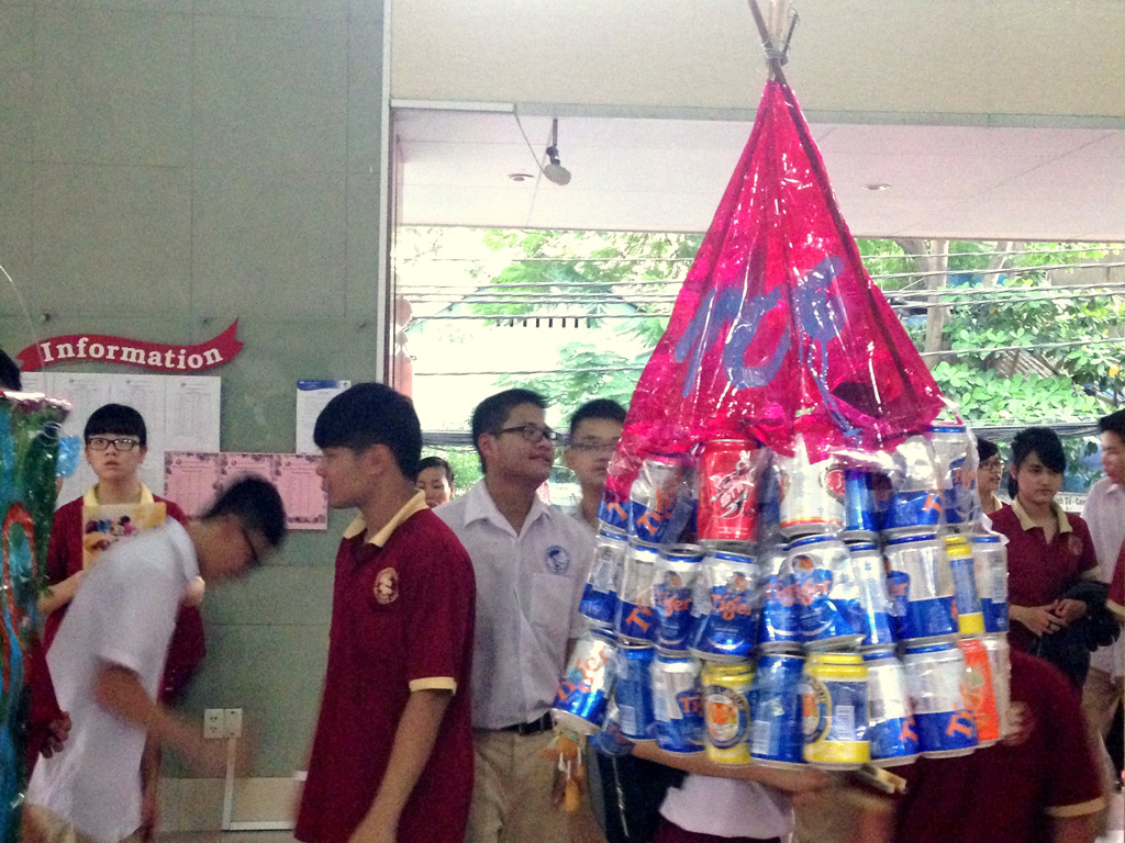 Students in class 10/6 at Tran Nhat Duat Campus made a unique lantern from empty beer cans
