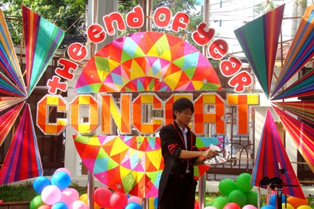 A student in Pasteur campus doing magic tricks charmingly