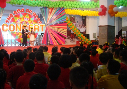 The colorful stage of the End of Year Concert at Cao Thang primary