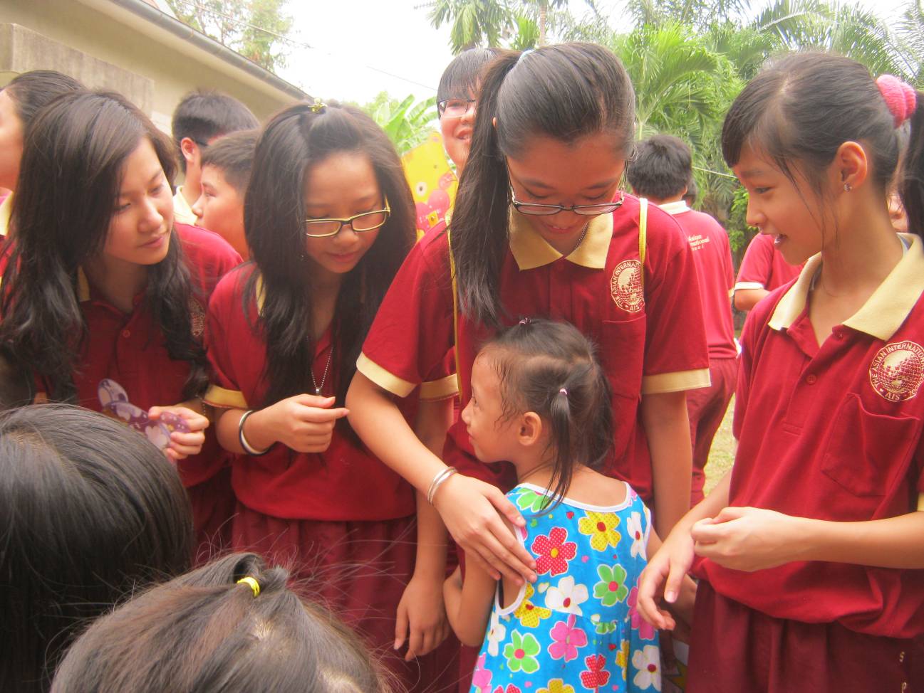 Học sinh AHS tham gia hoạt động từ thiện vì trẻ em nghèo, mồ côi và khuyết tật...