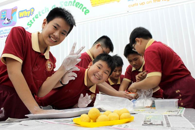 Students’ eagerness to join in the activities of making moon cakes