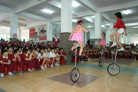 Watch the circus show with IPS students - Thai Van Lung campus